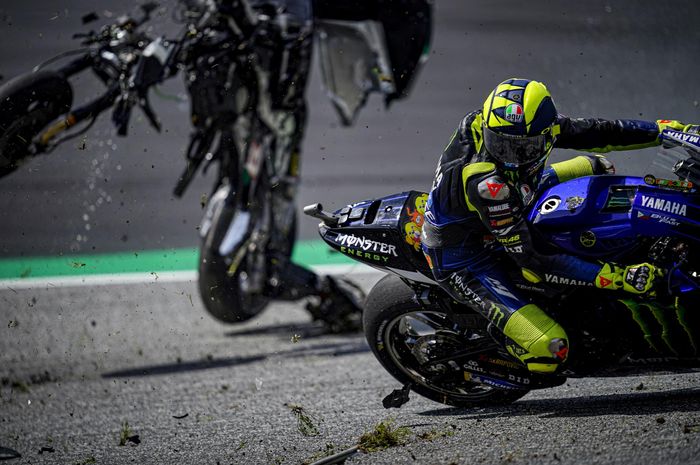 Valentino Rossi nyaris tertimpa motor Johann Zarco dan diseruduk YZR-M1 Franco Morbidelli di MotoGP Austria 2020