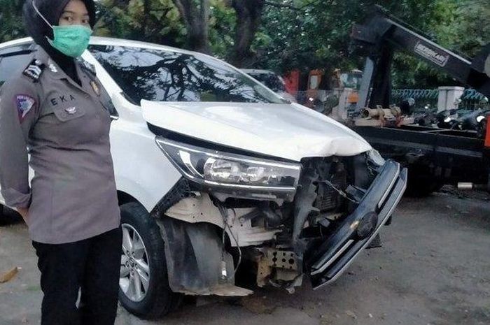 Kondisi kecelakaan 3 mobil dan 1 motor di Jalan Mayor Kusmanto, tepatnya di depan Apotek K24, Kampung Ngingas Baru, Bareng Lor, Kecamatan Klaten Utara, Kabupaten Klaten, sekira pukul 13.20 WIB.  