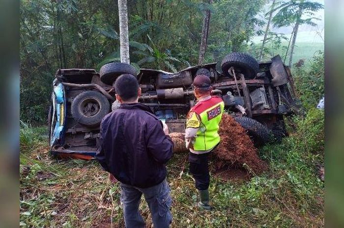 Isuzu Elf yang terguling di jurang sedalam 50 meter kawasan Waluran Mandiri, Sukabumi, Jawa Barat