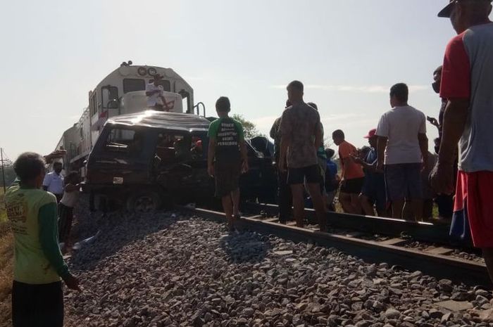 Sebuah Isuzu Panther tertekuk setelah diterjng kereta api