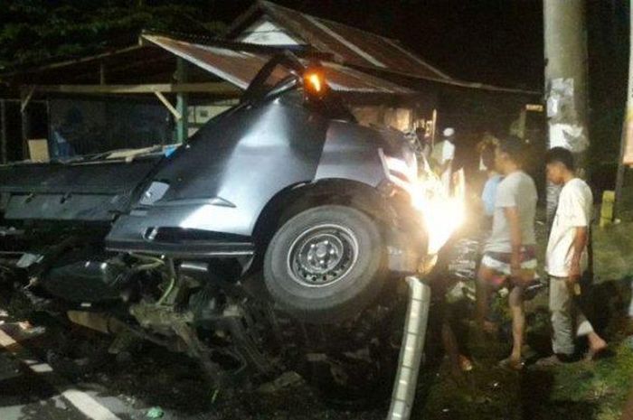 Daihatsu Gran Max hajar tiang listrik saat hindari kucing nyeberang di Jl Ratulangi, Wara Utara, kota Palopo, Sulawesi Selatan