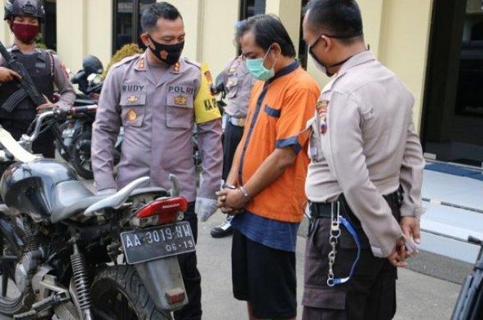 Polres Kebumen menangkap pelaku penjambretan di Desa Surabaya, Kecamatan Ambal, Kebumen. 