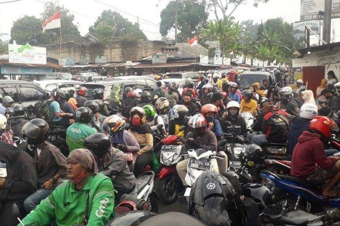 Penampakan kemacetan lalu lintas kendaraan di Jalan Raya Puncak saat ini, Minggu (16/8/2020).  