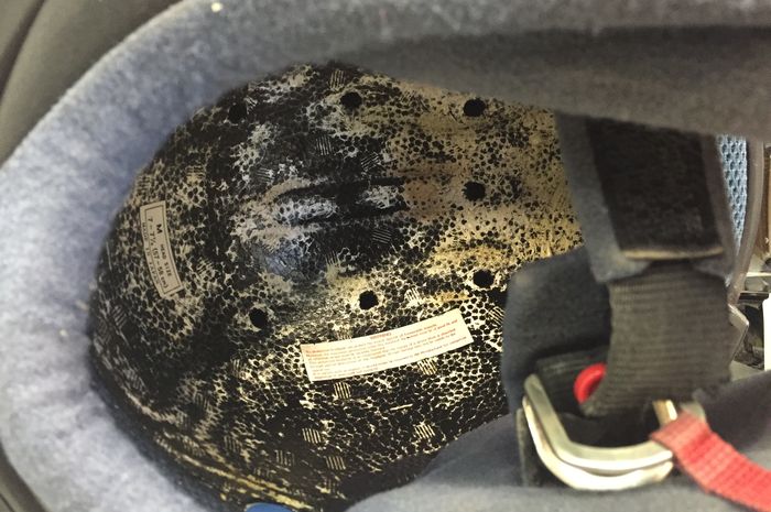 Ilustrasi bagian EPS helm yang sudah mengalami kerusakan