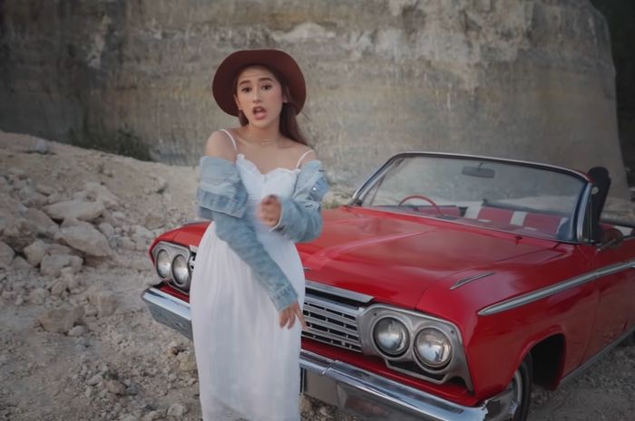 Amanda Caesa hadirkan Chevrolet Impala SS 409 Convertible dalam videoklip lagu Even If You Aren't There For Me miliknya.
