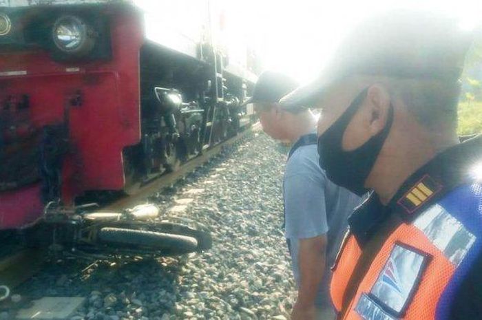 Seorang pengendara sepeda motor tewas tertabrak KA Lokomotif yang sedang lansir di Perlintasan KA di Kroya, Cilacap pada Selasa (18/8/2020).  