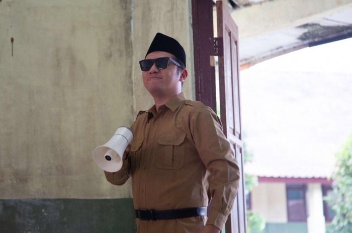 Salah satu aksi Gardin Marten dalam film Guru-Guru Gokil rilisan Netflix