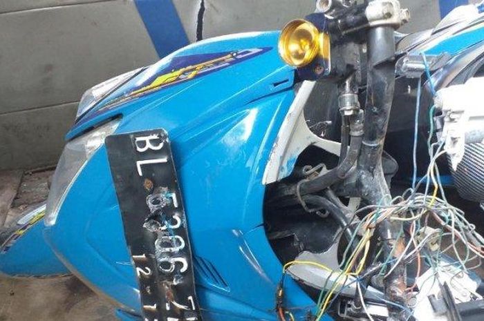 Honada Vario 110 yang terburai usai adu wajah lawan truk di jalan Bireuen-Takengon