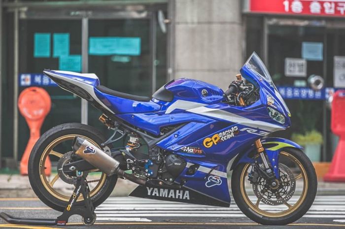 Yamaha R3 bergaya balap