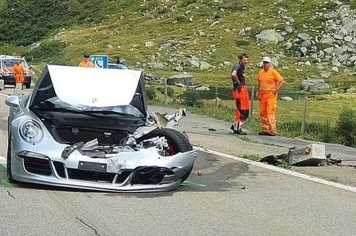 Porsche 911 Cabriolet yang terlibat kecelakaan dengan Bugatti Chiron dan Mercedes-Benz C Class di Pegunungan Alpen, Swiss