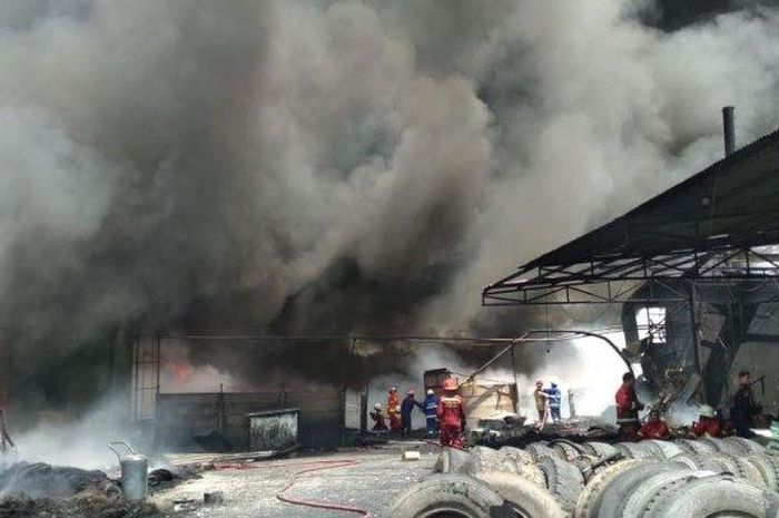 Pabrik pengolahan ban bekas di Kota Pekanbaru terbakar 