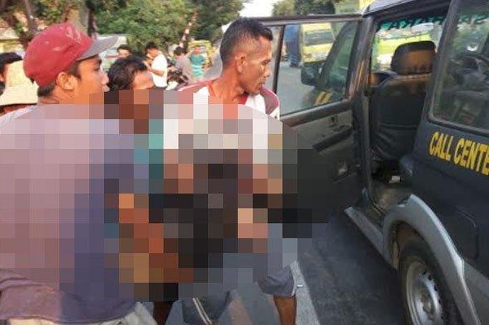 Petugas unit laka Satlantas polres Tuban mengevakuasi korban kecelakaan di jalur pantura Tuban, tepatnya di KM 36-37, Desa/Kecamatan Bancar, Selasa (18/8/2020), sekitar pukul 16.30 WIB.  