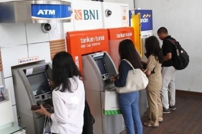 Ilustrasi karyawan korban PHK cek soldo ATM ada bantuan dari pemerintah