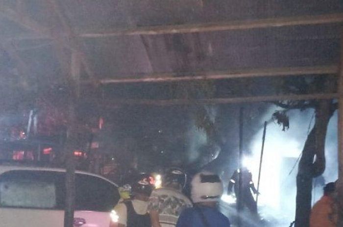 Toyota Fortuner serta tiga bangunan rumah terbakar di kota Palangkaraya, Kalimantan Tengah