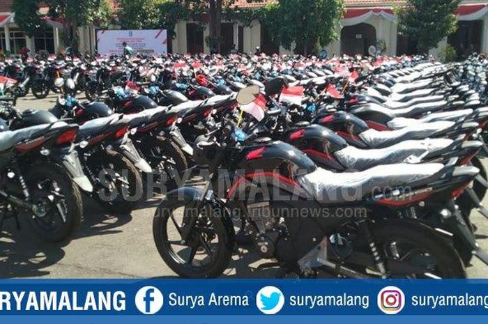  Gubernur Jatim, Khofifah Indar Parawansa telah menyiapkan 200 unit CB Versa untuk Polres dan Kodim di Jawa Timur.