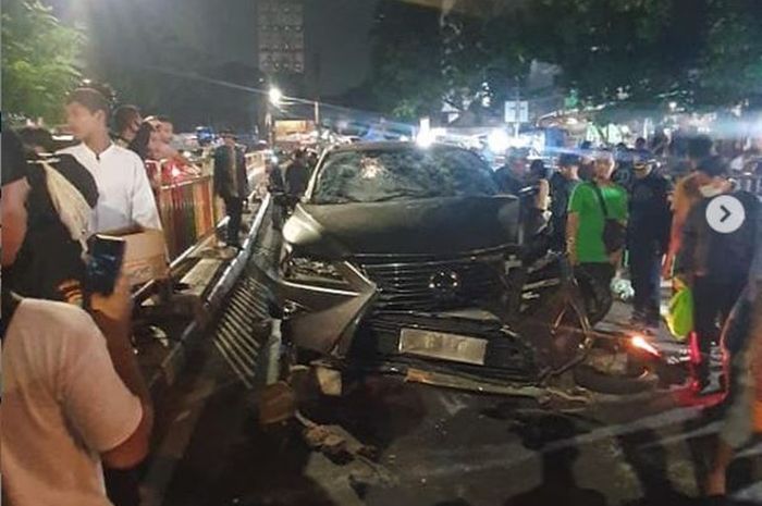 Lexus RX200 diamuk massa usai terjang Honda Vario 125 hingga tertelan ke kolong di Pasar Palmerah, Jakarta Pusat