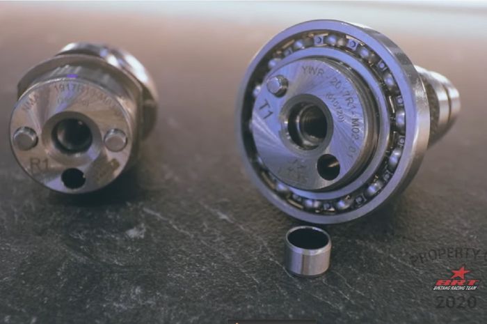 Noken as NMAX lama dengan 2 pin (kiri), Noken as NMAX baru dengan 1 pin (kanan)