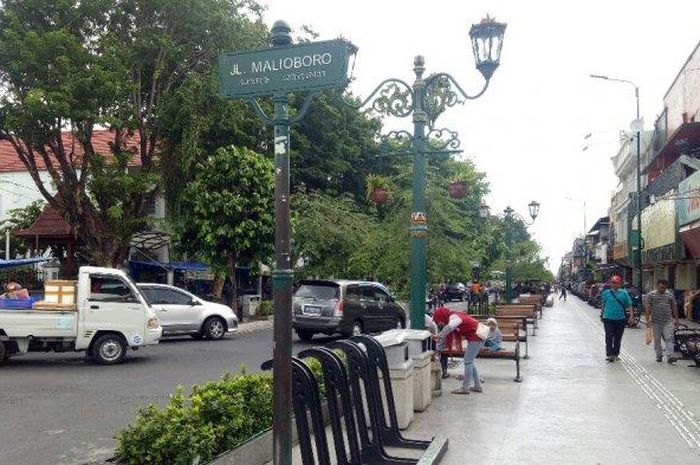 Buat sobat yang pernah touring ke Yogyakarta, pastinya belum banyak yang tahu arti nama Jalan Malioboro nih.
