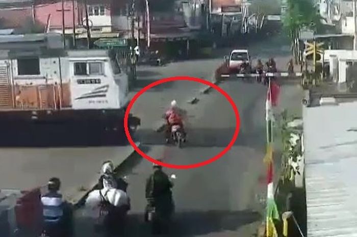 Detik-detik pengendara Honda Kharisma tergilas Lokomotif Langsir di Kroya, Kabupaten Cilacap, Jawa Tengah