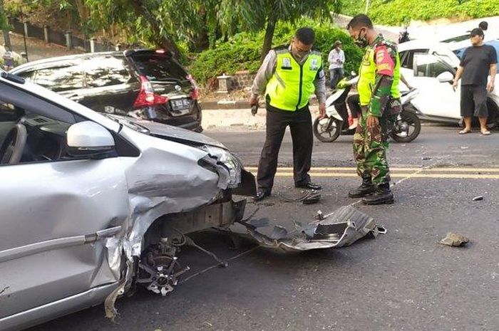 Daihtsu Xenia dan Mazda CX-5 adu wajah hingga mengalami kerusakan di bagian bumper