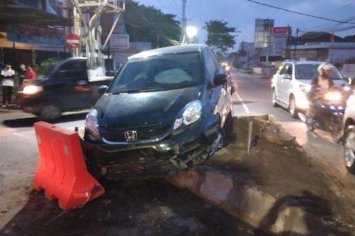 Honda Brio merangsek ke pulau jalan akibat pengemudi mengantuk di Ilir Timur II kota Palembang