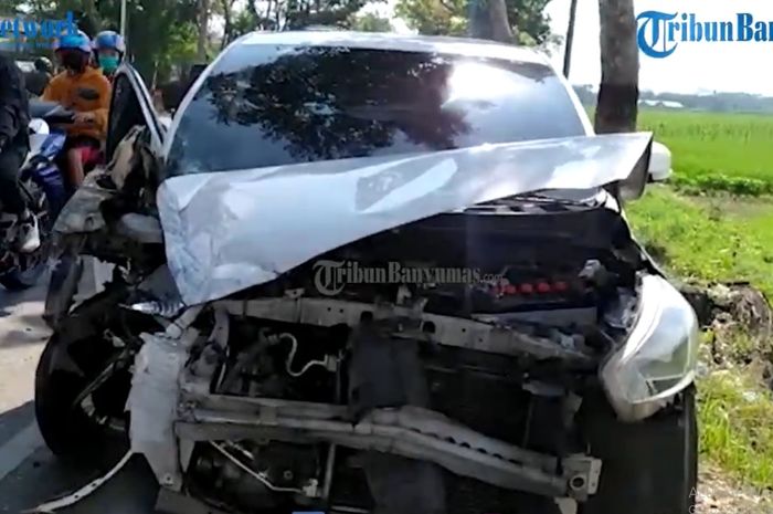 Datsun GO rusak parah setelah ringsek dihantam Isuzu Panther