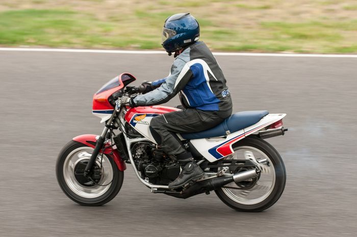 Belum banyak yang tahu kalau Honda punya motor unik pakai mesin V tiga silinder.
