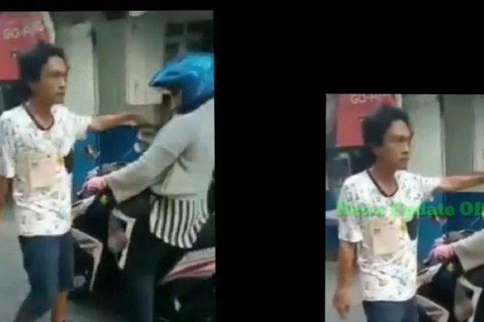 Juru parkir di kawasan jalan Brigjen Katamso, Medan, Sumatera Utara, peras dan terjang ibu-ibu naik motor. (Tangkapan Layar Video) 