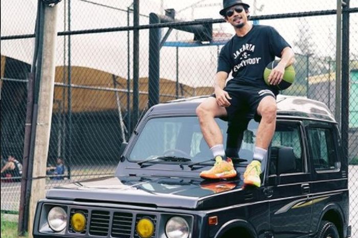 Denny Sumargo berpose di atas Suzuki Katana milik Babe Cabiita