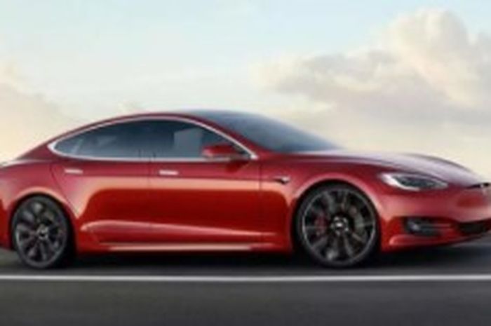 Pemilik mobil listrik Tesla dilarang mengisi baterai saat cuaca panas ekstrem