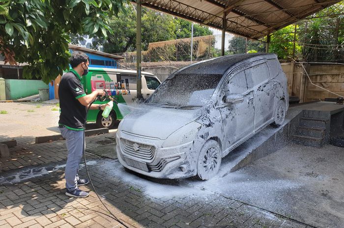 Ilustrasi cuci mobil bisa bersih tanpa disentuh menggunakan touchless shampoo Grass