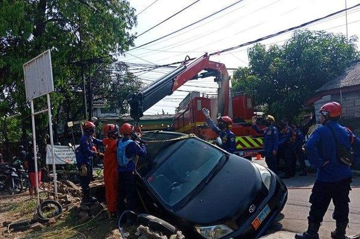 Proses evakuasi Daihatsu Terios dinas TNI AL yang terperosok parit di Cilandak, Jakarta Selatan