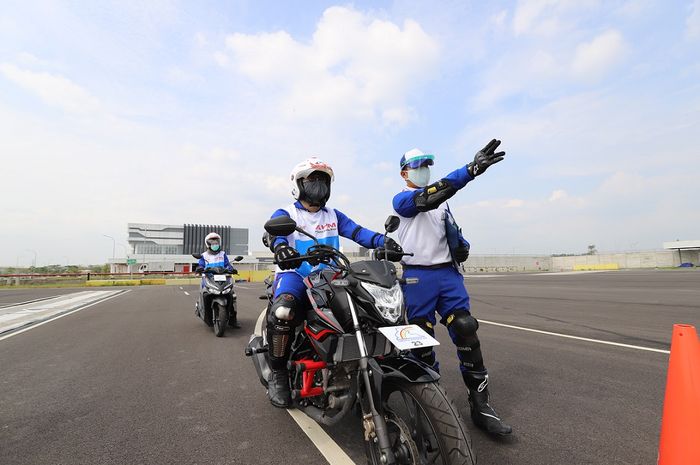 Pengendara berlatih di Astra Honda Motor Safety Riding and Training Center (AHMSRTC)