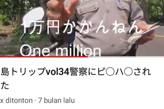 Tangkapan video dugaan oknum polisi tilang turis Jepang Rp 1 Juta(Istimewa)