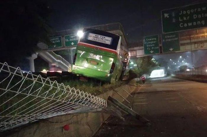 Bus Mayasari Bhakti terobos pembatas tol JORR KM 32, Ciracas, Jakarta Timur