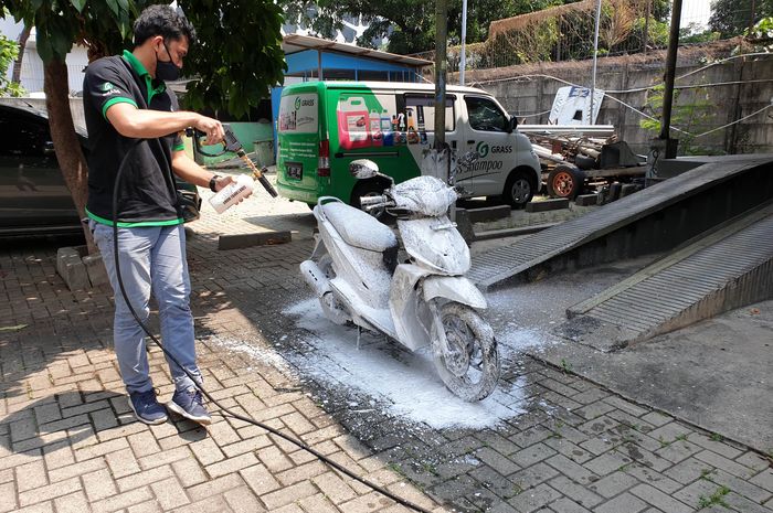 Ilustrasi cuci motor tanpa sentuh menggunakan shampoo Grass