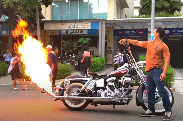 Harley-Davidson Dyna yang menyemburkan api dari knalpot mirip motor Ghost Rider