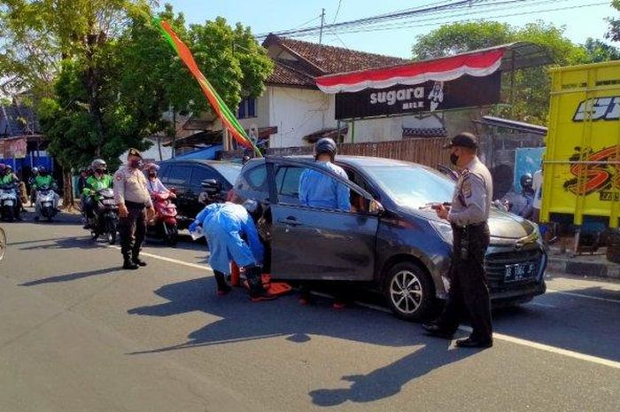 Daihatsu Sigra yang berhenti di traffic light meski lampu sudah nyala hijau, pengemudi dikira meninggal ternyata ketiduran