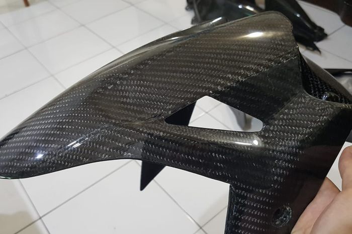 Ilustrasi spatbor dry carbon motor Kawasaki Ninja 250 FI