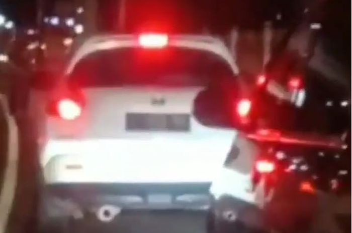 Nissan Juke berulah, halangi laju ambulans yang minta jalan di Pondok Indah