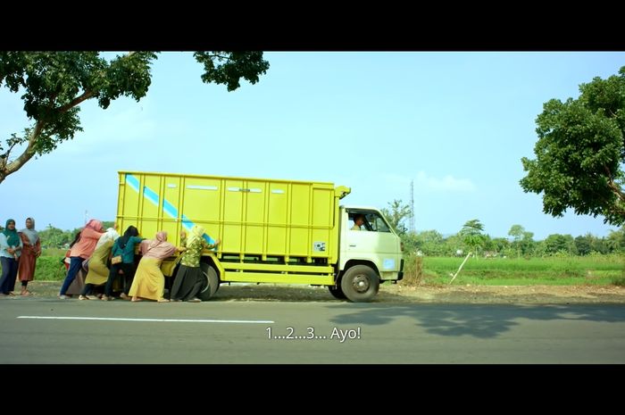 Adegan ibu-ibu ramai-ramai mendorong truk Mitsubishi Colt Diesel dalam film Tilik.