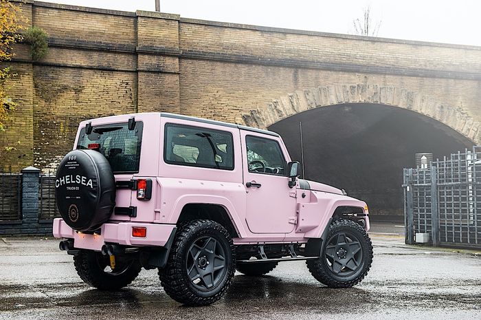 Jeep Wrangler pink, garapan Kahn dan Chelsea Truck