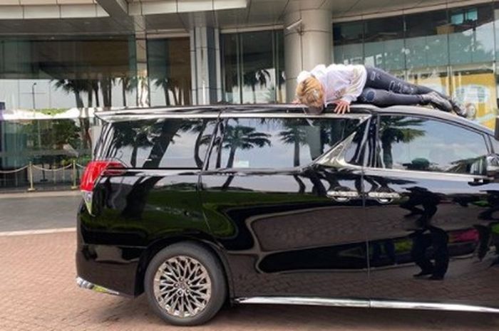 Nikita Mirzani kagum lihat Lexus LM 350 milik Hotman Paris, sampai rebahan di atap mobil