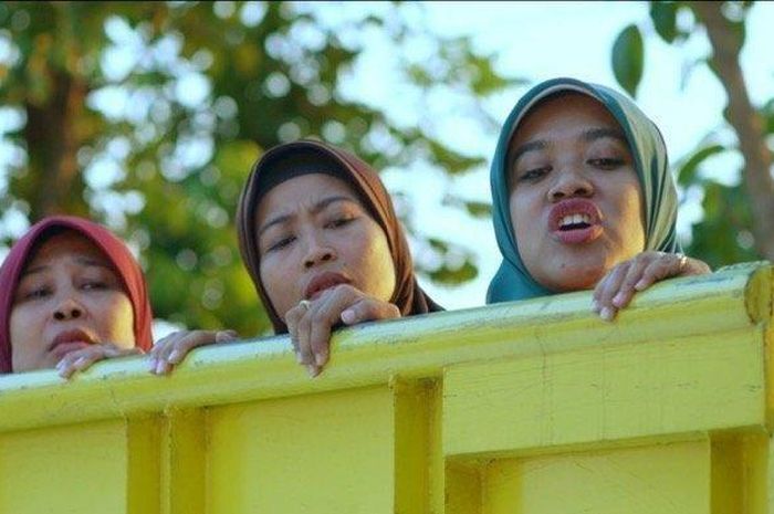 Salah satu adegan di film Tilik, ketika Bu Tejo dan kawan-kawannya akan ditilang polisi.