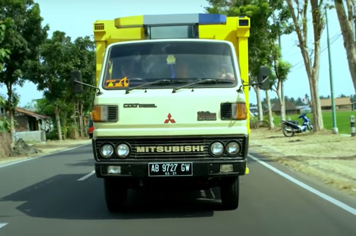 Mitsubishi Colt Diesel FE Series yang dinaiki Bu Tejo dalam Film Tilik