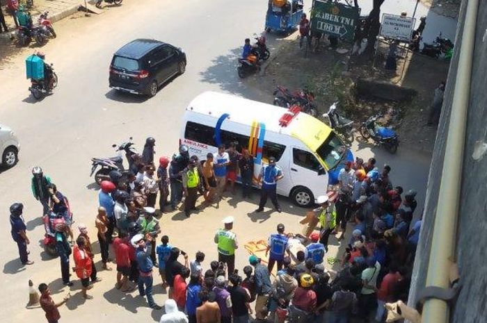 Evakuasi jenazah sopir mobil box Widarno yang tewas karena terjatuh dari Jalan Tol Layang Minggu (23/8/2020)  