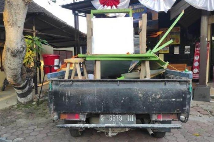 Pikap L300 yang membawa gerobak yang jatuh dan dihantam Honda BeAT