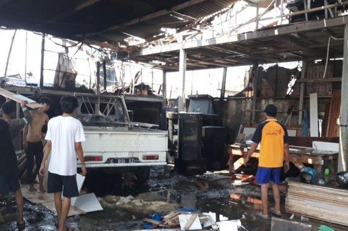 Gudang mebel dan mobil bak di Jalan Al Barkah Ujung RT 09 RW 04, Rawa Buaya, Cengkareng, Jakarta Barat terbakar, Minggu (23/8/2020) siang 