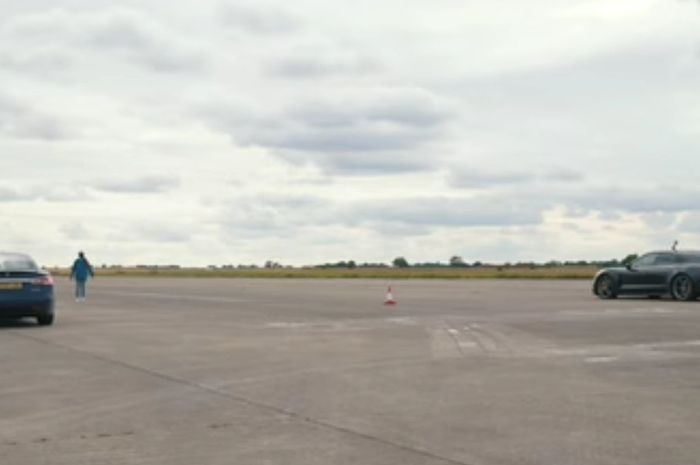 Drag race 402 meter antara Tesla Model S Performance melawan Porsche Taycan Turbo S.