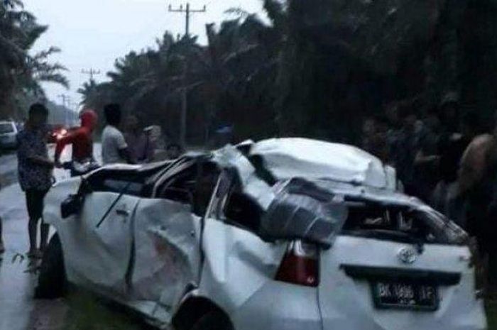 Toyota Avanza Gepeng saat muat 10 penumpang karena pecah ban hingga terbalik timpa dua mahasiswi di Langkat, Karo, Sumut